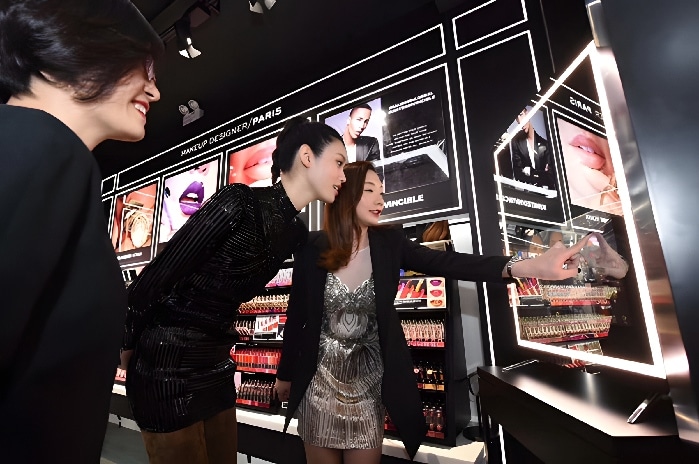 MIRROH smart beauty mirror at Tmall Golden Makeup Awards with L'Oréal
